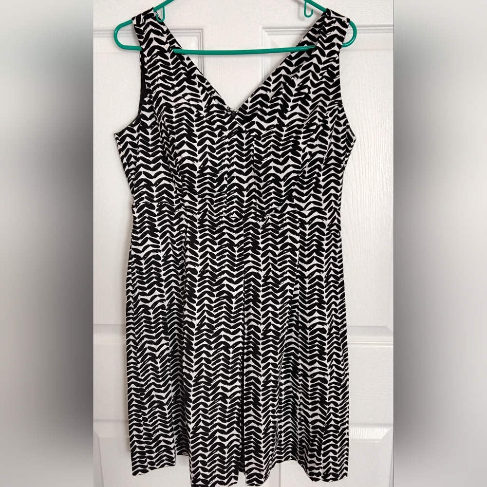 East 5th Black and White Shift Double V Neck Midi Dress. T